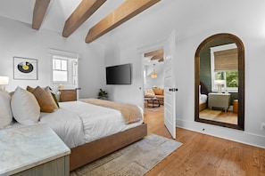 1 bedroom, iron/ironing board, free WiFi, bed sheets - Luxury Suite, Spa Bathroom, Balcony (Nashville)