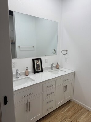 Regadera, secadora de cabello, toallas, jabón