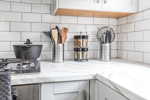 Een koelkast, een microgolfoven, een oven, een kookplaat