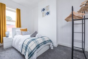 3 habitaciones, tabla de planchar con plancha, wifi y ropa de cama 
