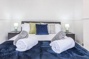 3 habitaciones, tabla de planchar con plancha, wifi y ropa de cama
