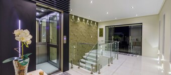 A 5 minutos da praia Casa de alto padrĂŁo com elevador e sala de cinema