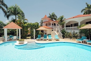 10 indoor pools, 15 outdoor pools, free cabanas, pool umbrellas