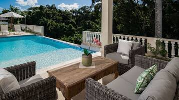 10 piscinas techadas, 15 piscinas al aire libre, camas de piscina gratis