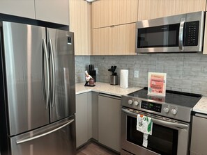 Geladeira, micro-ondas, fogão, cooktop