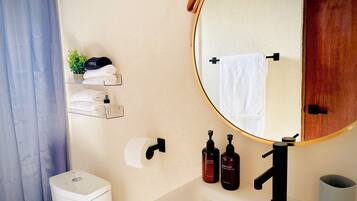 Secador de pelo, toallas, jabón y papel higiénico