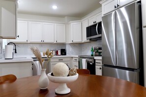 Fridge, microwave, oven, stovetop - Charming 3b2b House + Dedicated Workspace & Lots of Natural Lights in Dallas (Dallas)