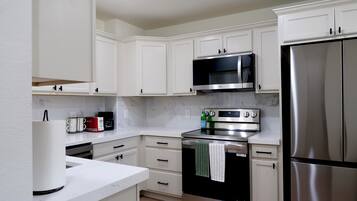 Refrigerador, microondas, horno y parrilla de estufa