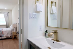 3 bedrooms, in-room safe, free WiFi, bed sheets - Charming 3b2b House + Dedicated Workspace & Lots of Natural Lights in Dallas (Dallas)