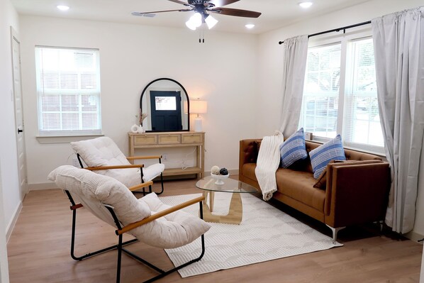 Smart TV - Charming 3b2b House + Dedicated Workspace & Lots of Natural Lights in Dallas (Dallas)