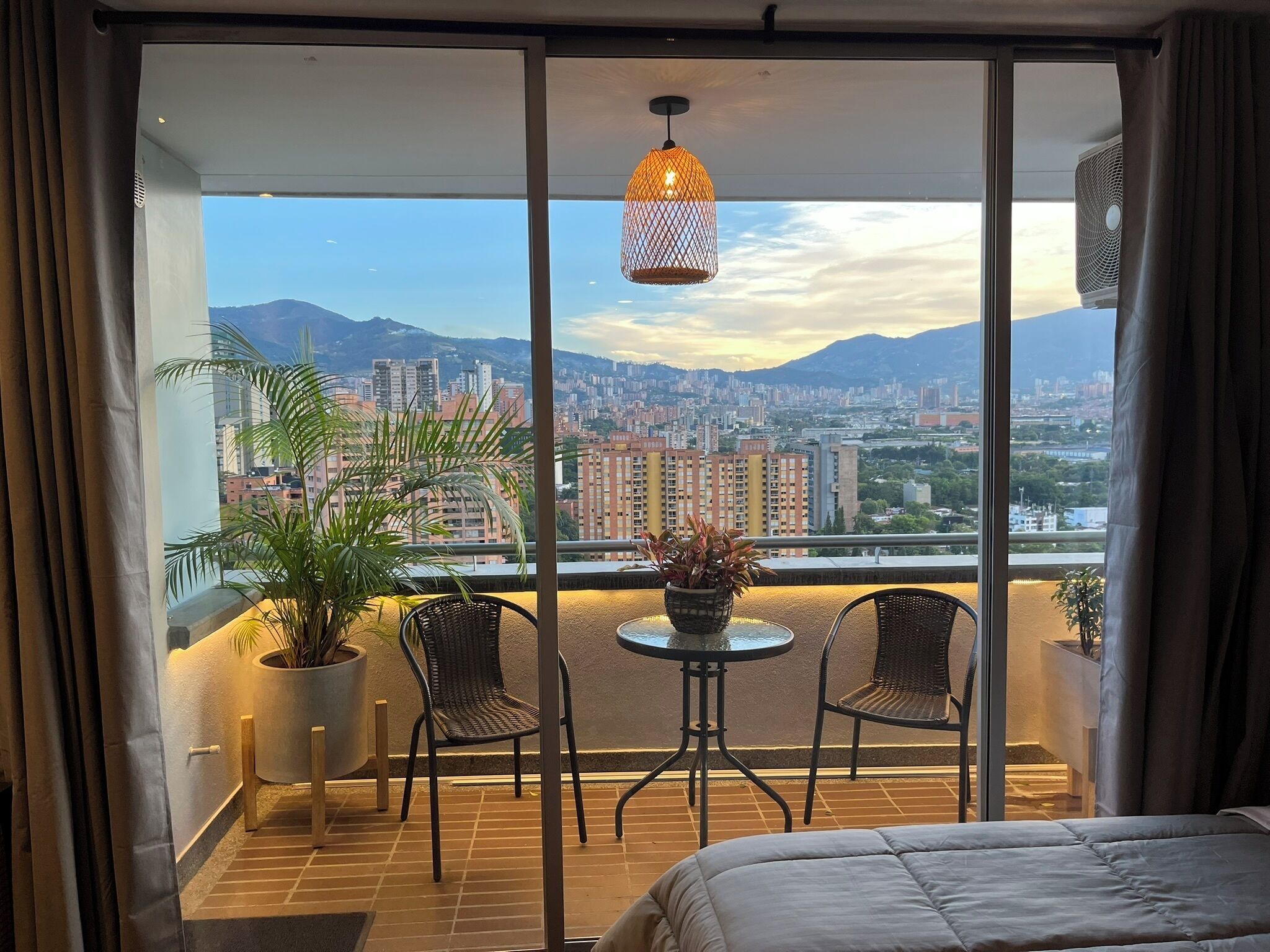 1 Schlafzimmer, Zimmersafe, Schreibtisch, Bügeleisen/Bügelbrett