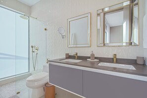 Dusche, Bidet, Handtücher, Seife