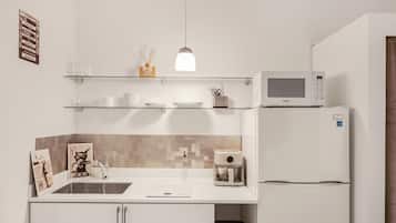 Frigorífico, microondas, placa de cocina y cafetera o tetera