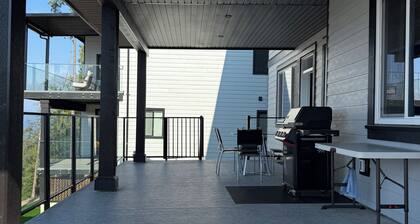 Hilltop Oceanview Getaway – Relax Above Nanaimo’s Coastline