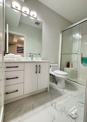 Een douche, een haardroger, handdoeken, zeep