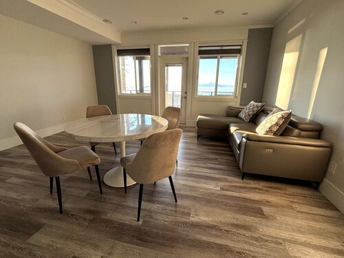 Hilltop Oceanview Getaway – Relax Above Nanaimo’s Coastline