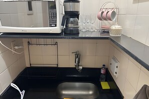 Geladeira, micro-ondas, fogão, cafeteira/chaleira