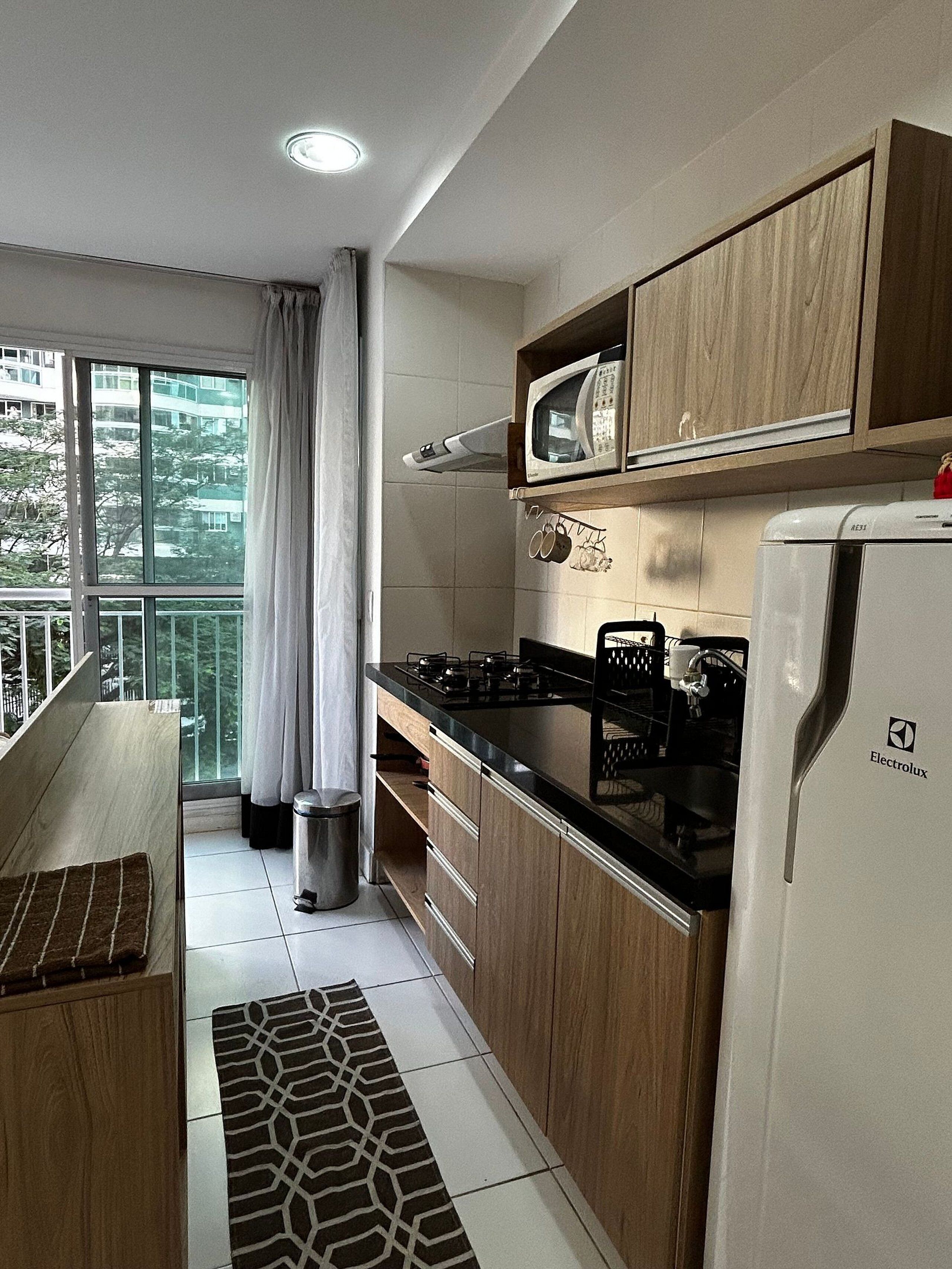 Kühlschrank, Mikrowelle, Wasserkocher mit Kaffee-/Teezubehör, Toaster