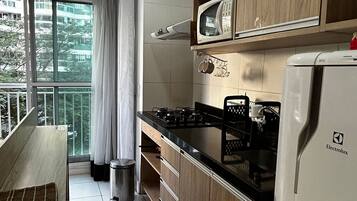 Geladeira, micro-ondas, cafeteira/chaleira, torradeira