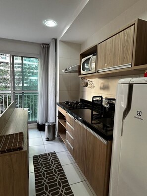 ثلاجة، ميكروويف، ماكينة لصنع القهوة/الشاي، محمصة خبز