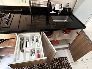 Geladeira, micro-ondas, cafeteira/chaleira, torradeira