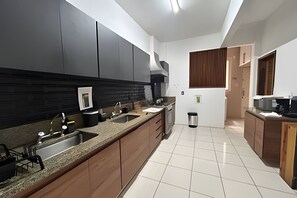 Frigorifero, microonde, forno, macchina per tè/caffè