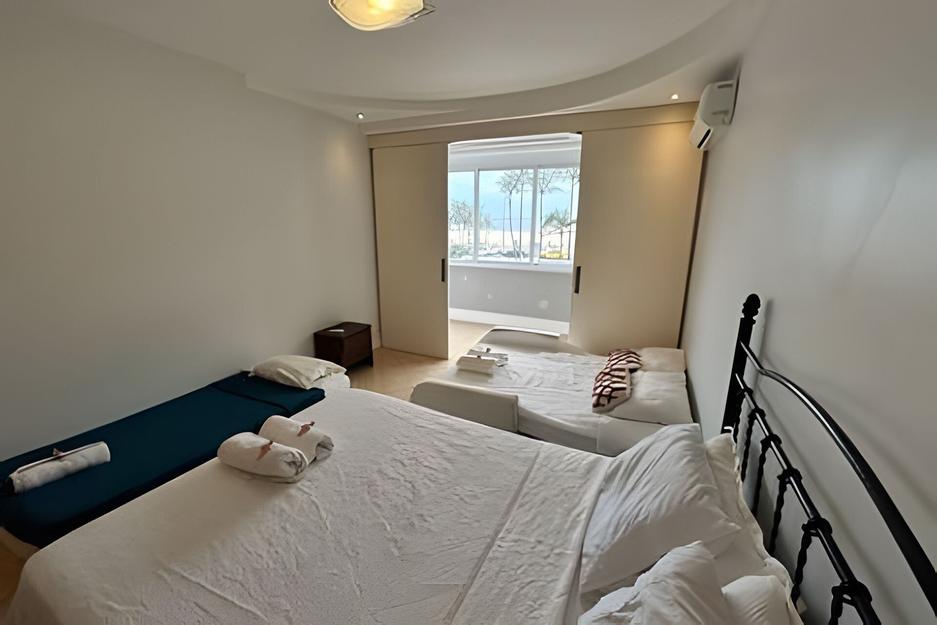 3 quartos, ferros/tábuas de passar roupa, acesso à internet