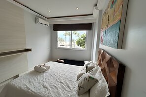 3 bedrooms, iron/ironing board, Internet, bed sheets - In Front of the Sea - Copacabana - (Rio de Janeiro)
