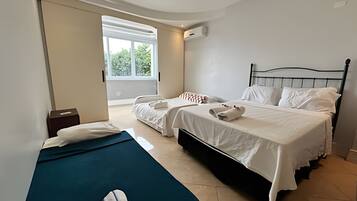 3 habitaciones, tabla de planchar con plancha, internet y ropa de cama