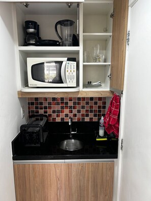 Refrigerador, microondas, cafetera/tetera, tostadora