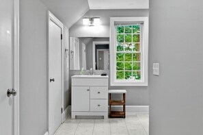 Shower, hair dryer, towels