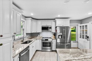 Fridge, microwave, oven, stovetop - Spacious 4 bedroom, 4 bathroom home with lots of fun to offer for everyone (Clarksville)