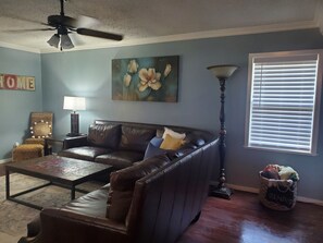 Smart TV, books, printers - Charming 2-bedroom house with plenty of room for family and friends. (Greenwood)