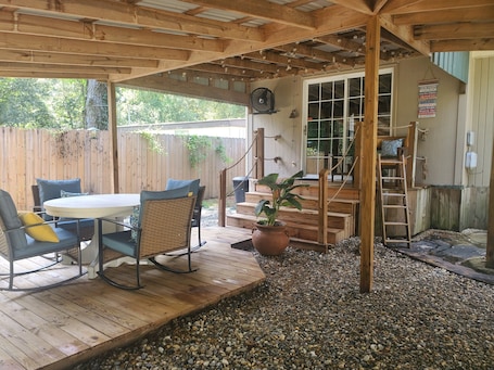 Restaurante al aire libre. Charming 2-bedroom house with plenty of room for family and friends.