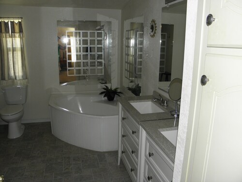 Nice 2-1/2 bedroom Home with AC in Catalina