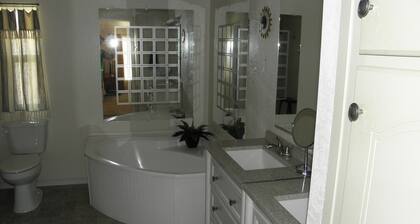 Nice 2-1/2 bedroom Home with AC in Catalina
