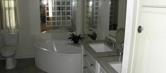 Nice 2-1/2 bedroom Home with AC in Catalina
