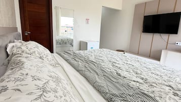 Habitación doble de lujo, balcón | Escritorio, espacio para trabajar con laptop y wifi gratis