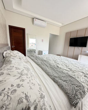 Luxury-Doppelzimmer, Balkon | Schreibtisch, laptopgeeigneter Arbeitsplatz, kostenloses WLAN