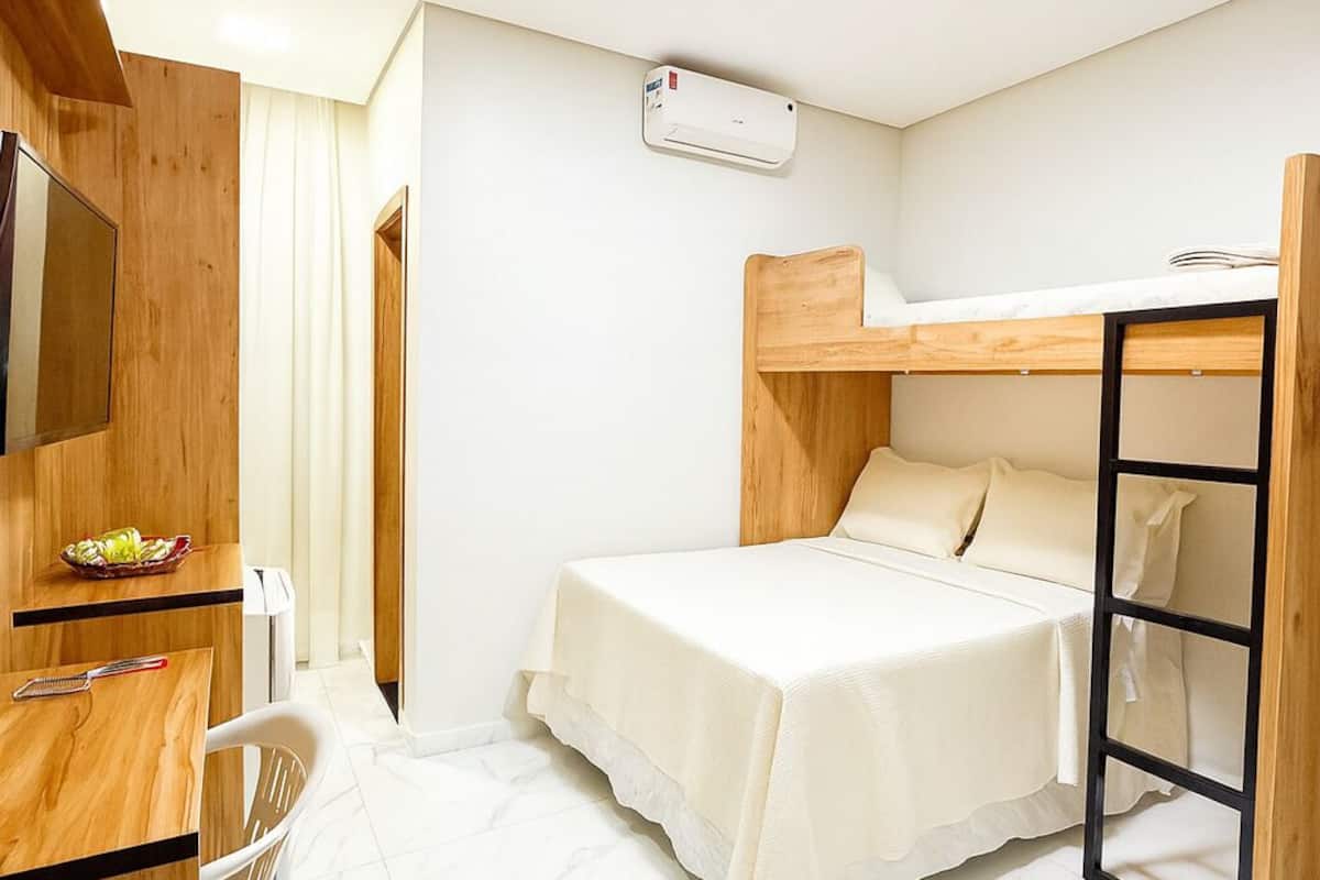 Classic Triple Room | Desk, laptop workspace, WiFi (free), bed sheets