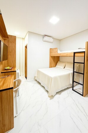 Family Triple Room | Desk, laptop workspace, free WiFi, wheelchair access - Hotel Barruada (Boa Vista)
