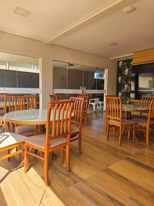 Tägliches inbegriffenes Frühstück zur Selbstbedienung