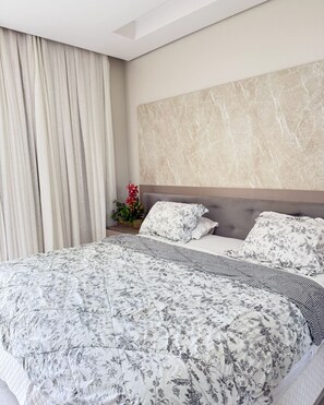 Escritorio, espacio para trabajar con laptop y wifi gratis