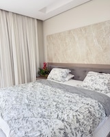 Escritorio, espacio para trabajar con laptop y wifi gratis