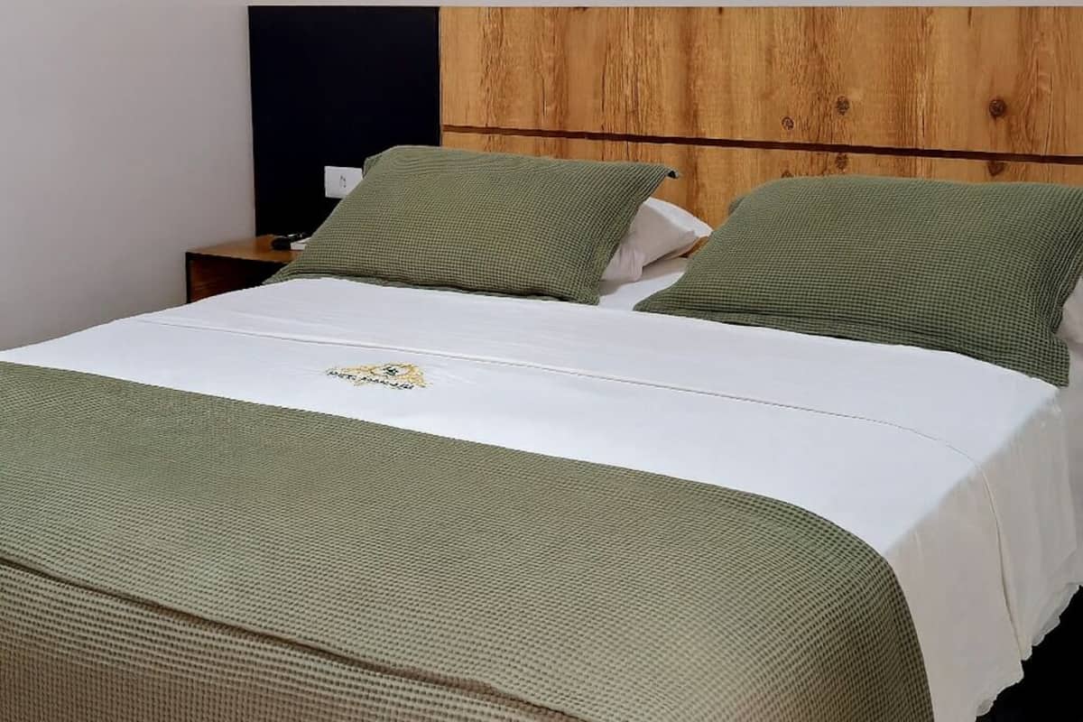 Quarto casal clássico | Escrivaninha, espaço de trabalho para notebook, Wi-Fi de cortesia