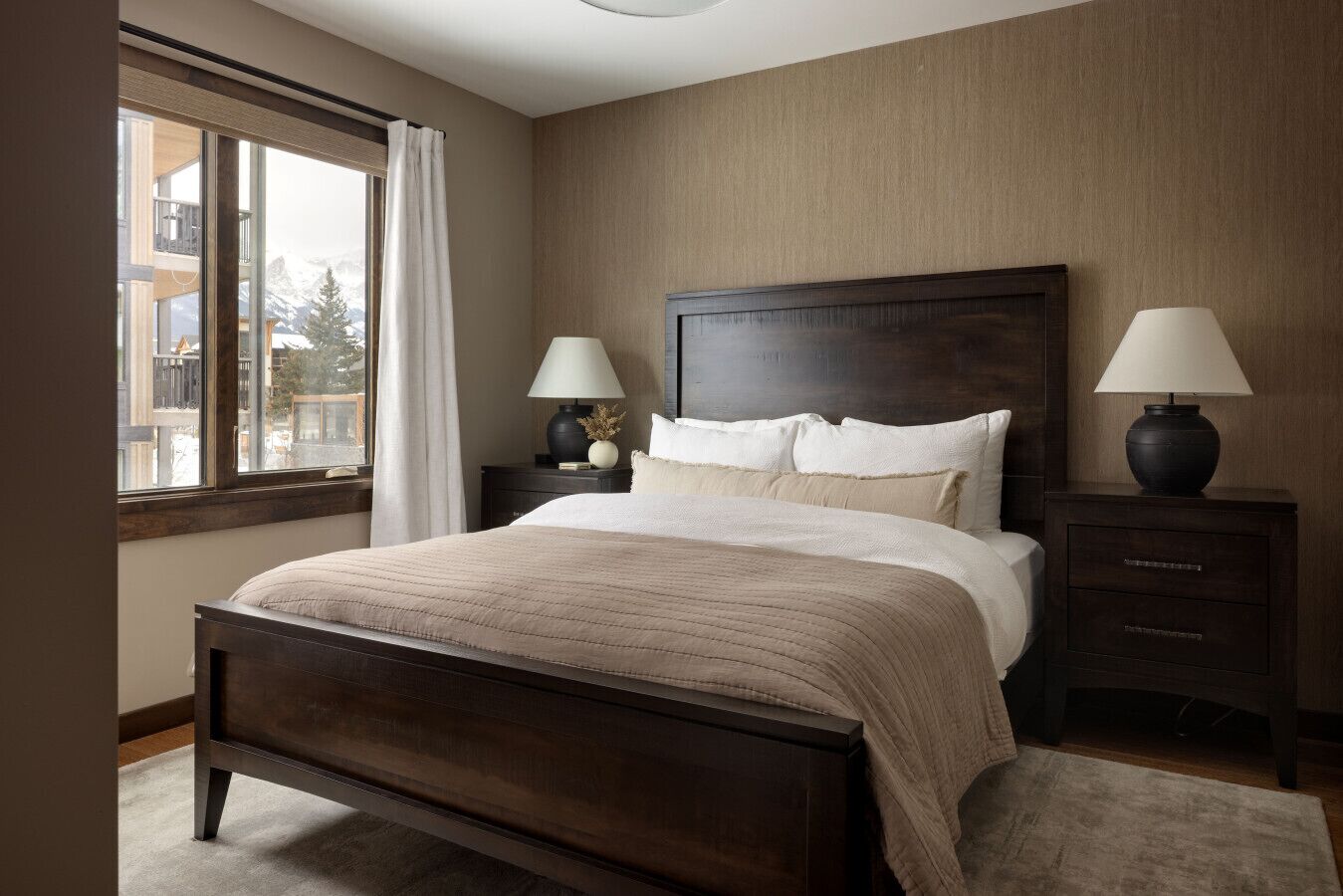 4 slaapkamers, een bureau, een strijkplank/strijkijzer, reisbedje