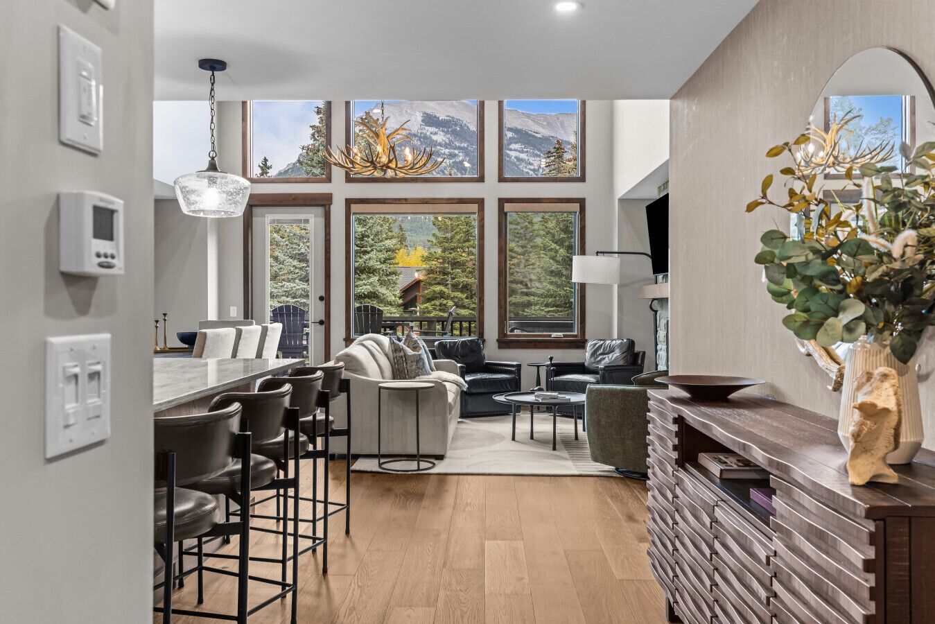 Televisión y chimenea 