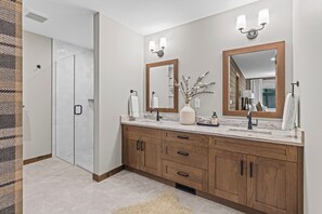 Een douche, een haardroger, handdoeken