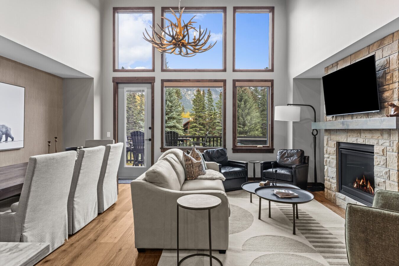 Una televisión, una chimenea