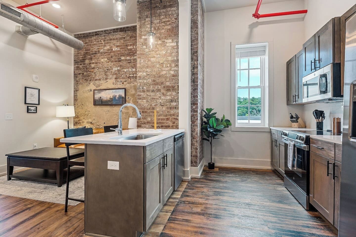 Kjøleskap, mikrobølgeovn, ovn og kokeplater